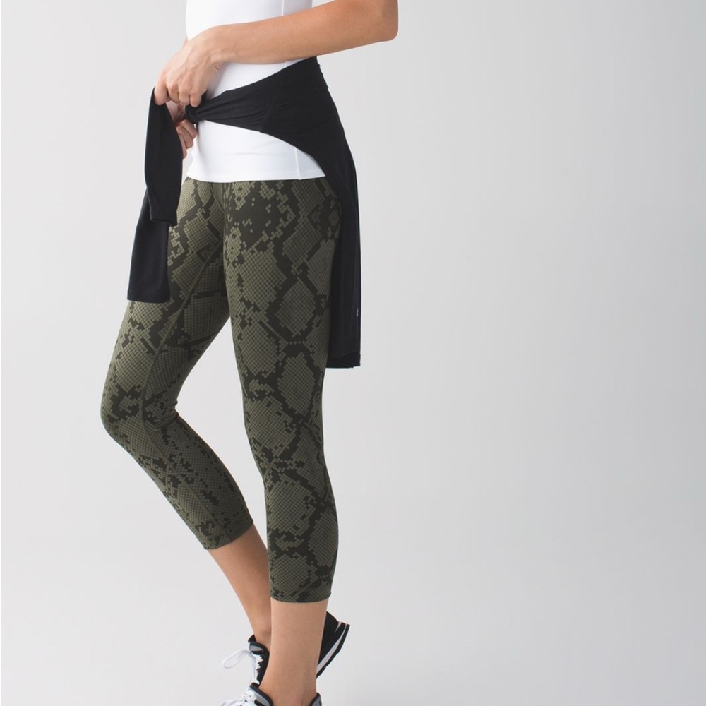 Lululemon Wunder under crop full on Luon ziggy snake fatigue gator green